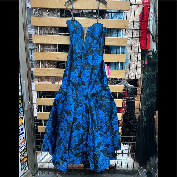NWT,Mori lee long Dress 43107A
Floral Black/royal - Picture 7 of 17